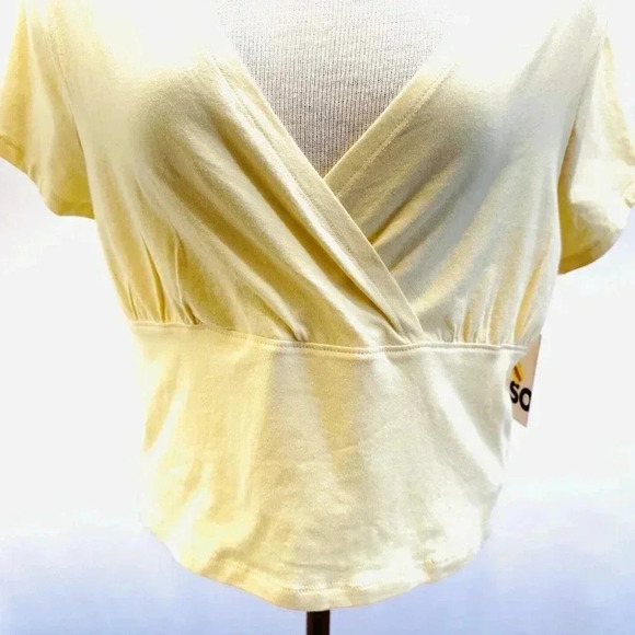 NWT SO GOODS FOR LIFE Juniors Short Sleeve Pullover V-Neck Yellow Cropped Top 2X - Picture 3 of 10